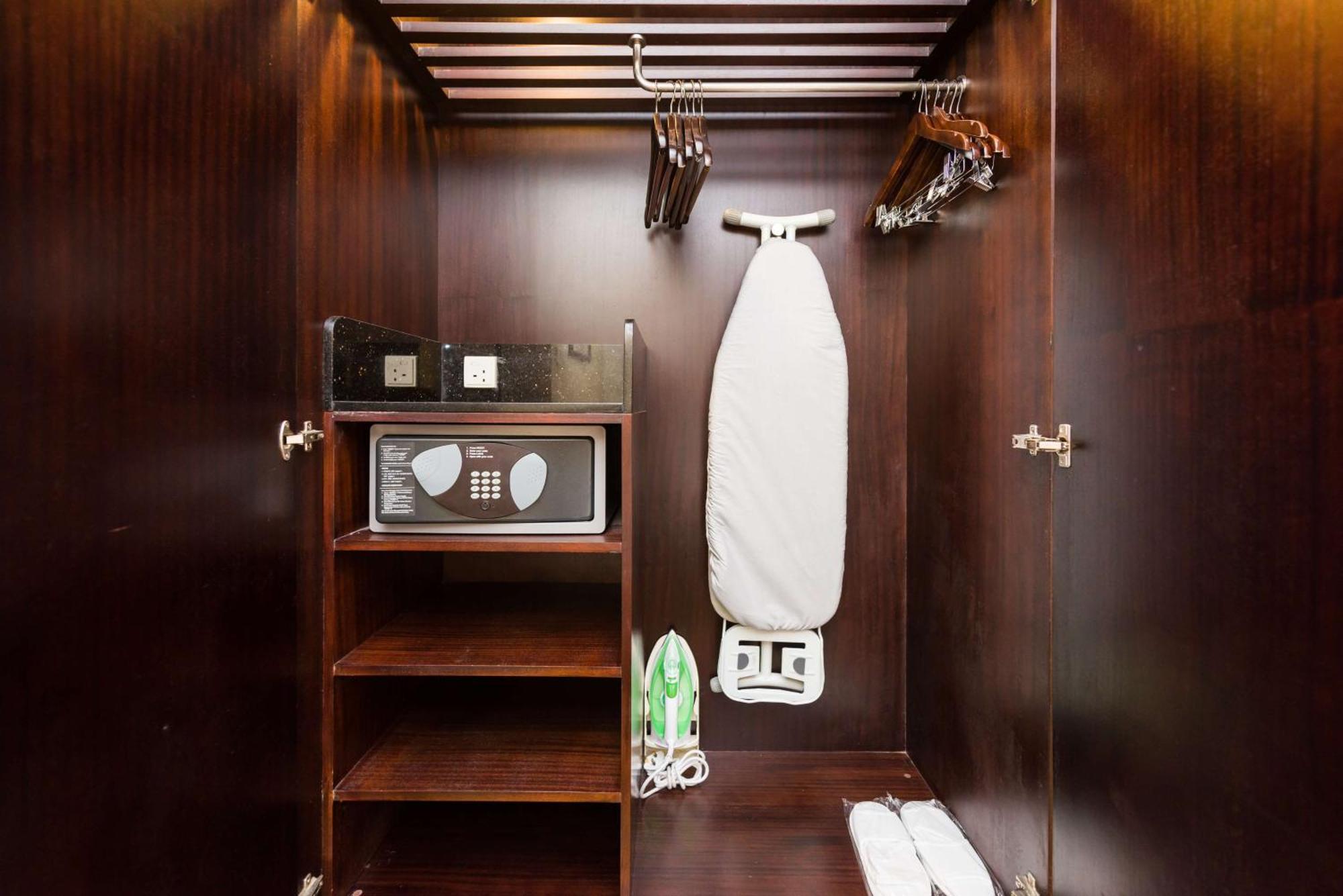 فندق راديسون بلو أمريستار أمريتسار المظهر الخارجي الصورة A hotel room wardrobe with a safe