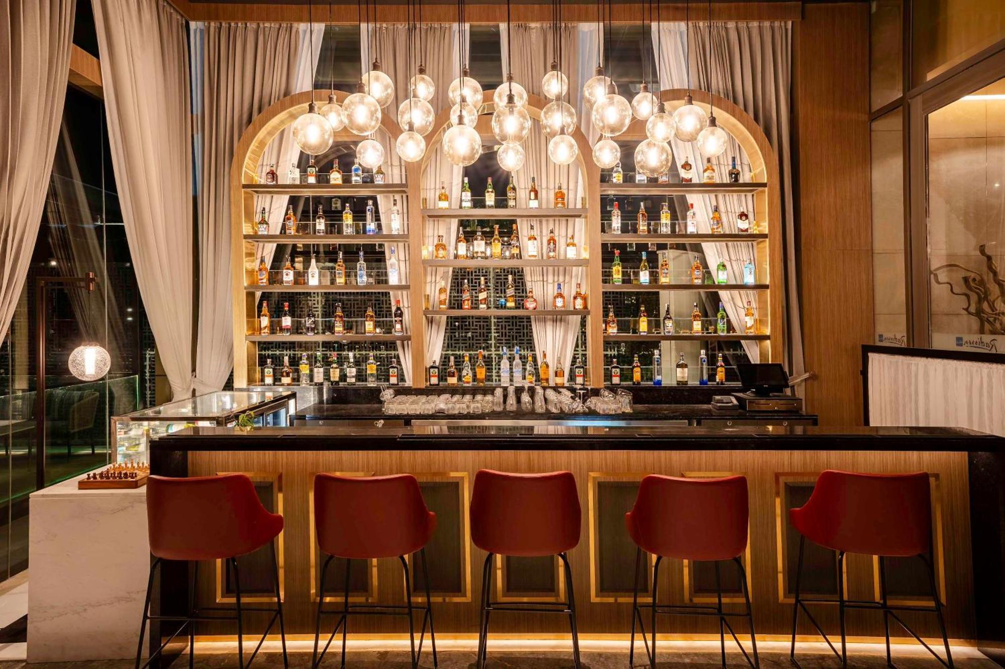 فندق راديسون بلو أمريستار أمريتسار المظهر الخارجي الصورة The bar at the 101 Skybar