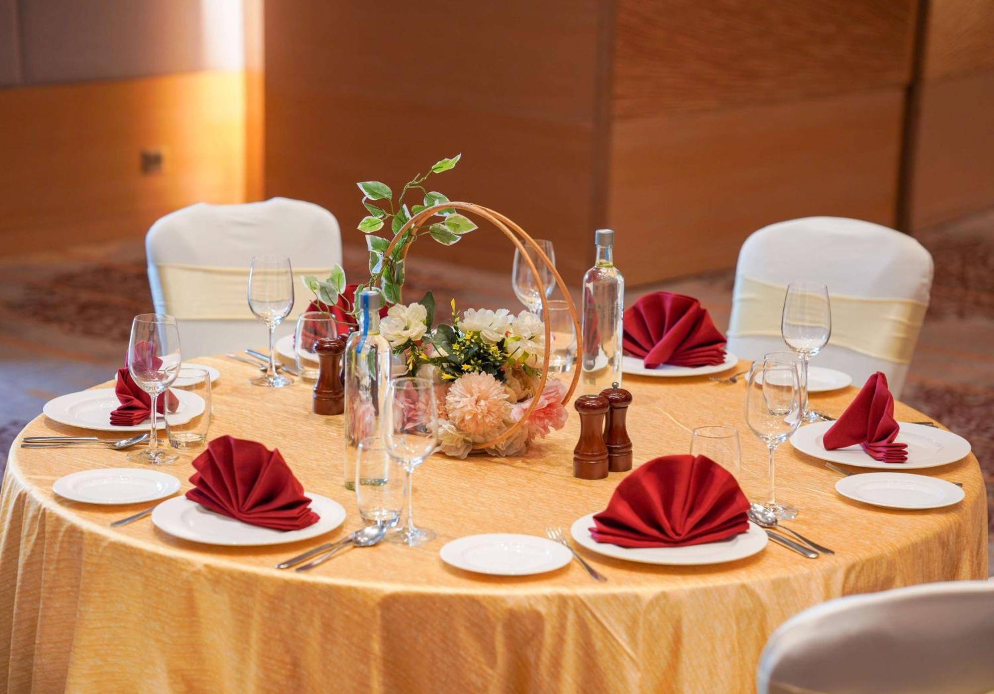 فندق راديسون بلو أمريستار أمريتسار المظهر الخارجي الصورة A table set for a formal dinner