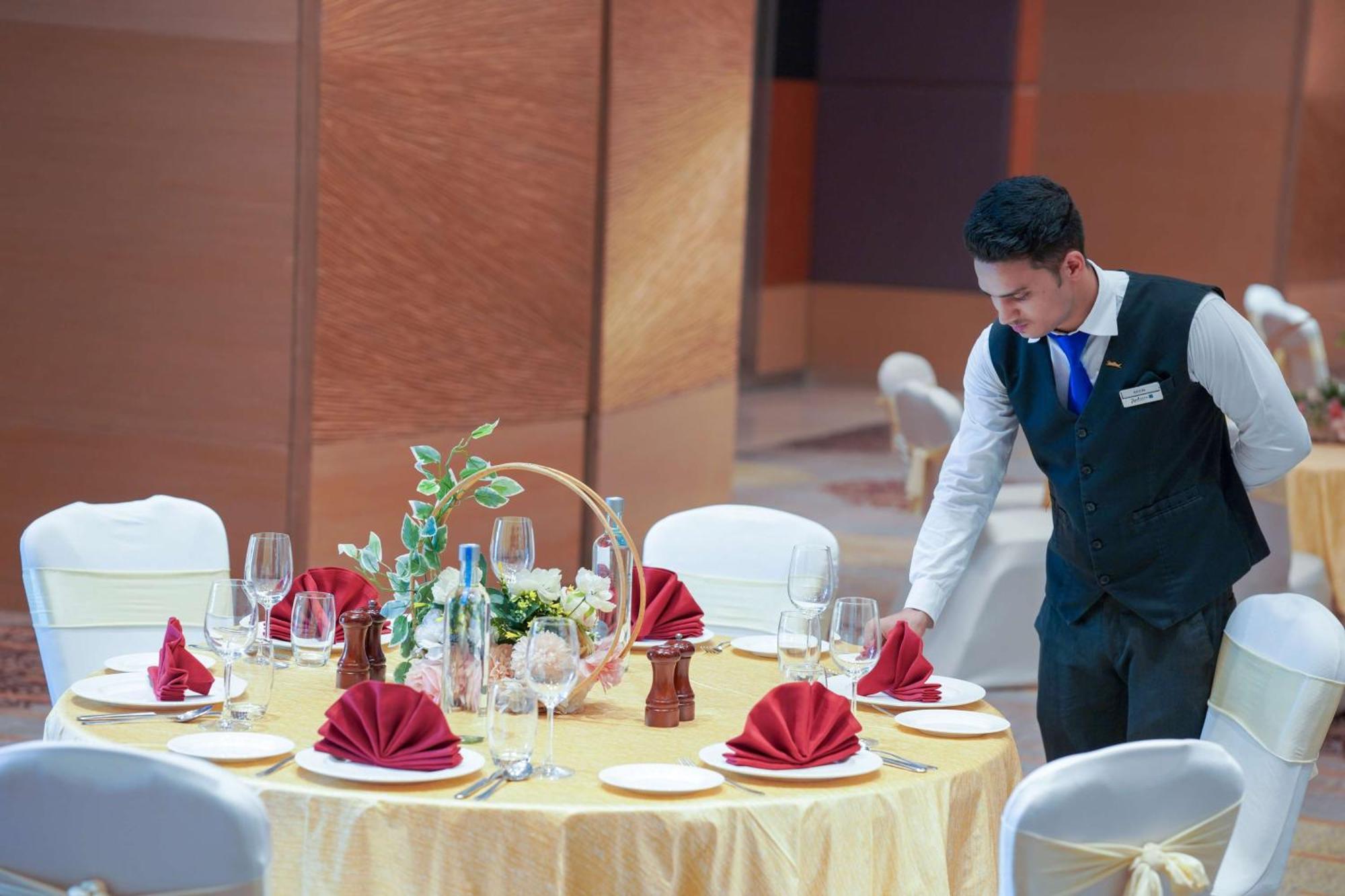 فندق راديسون بلو أمريستار أمريتسار المظهر الخارجي الصورة A restaurant server