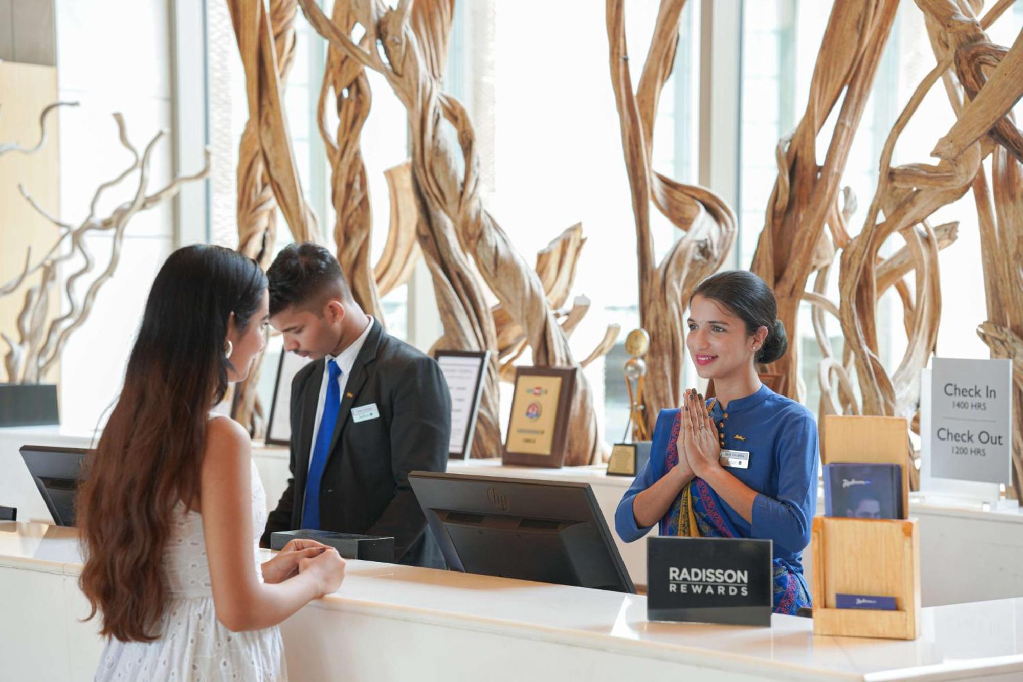 فندق راديسون بلو أمريستار أمريتسار المظهر الخارجي الصورة A hotel receptionist at work