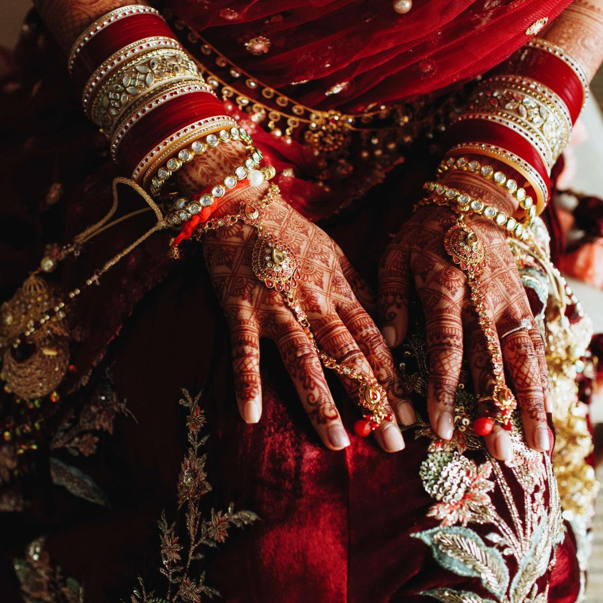 فندق راديسون بلو أمريستار أمريتسار المظهر الخارجي الصورة A bride with henna on her hands