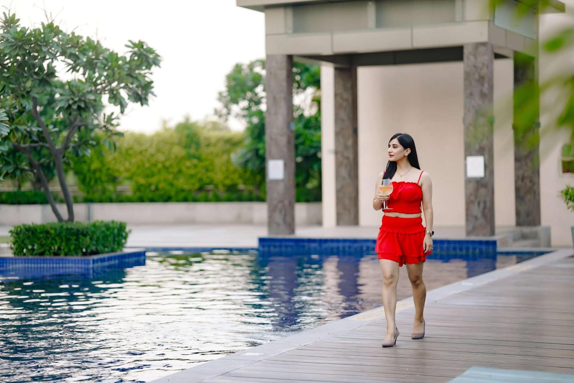 فندق راديسون بلو أمريستار أمريتسار المظهر الخارجي الصورة A woman walking by a pool
