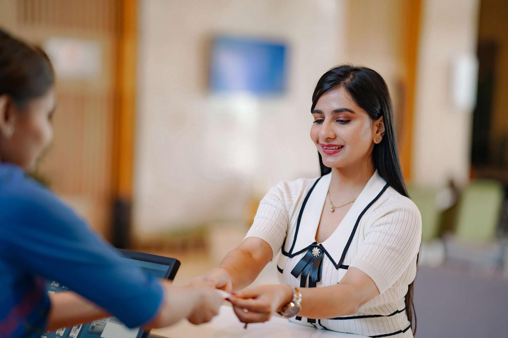 فندق راديسون بلو أمريستار أمريتسار المظهر الخارجي الصورة A hotel receptionist