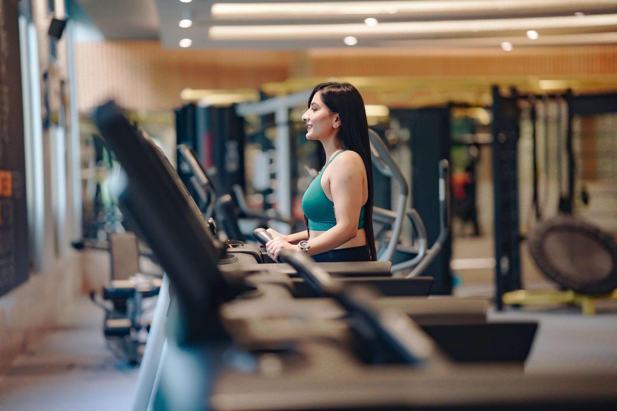 فندق راديسون بلو أمريستار أمريتسار المظهر الخارجي الصورة A woman on a treadmill