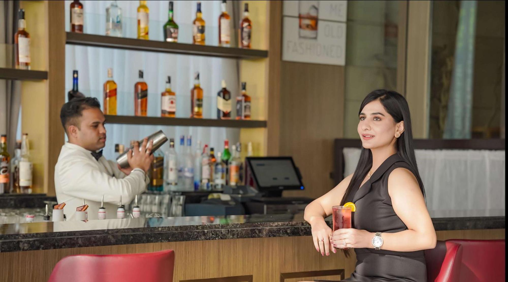 فندق راديسون بلو أمريستار أمريتسار المظهر الخارجي الصورة A woman at a bar